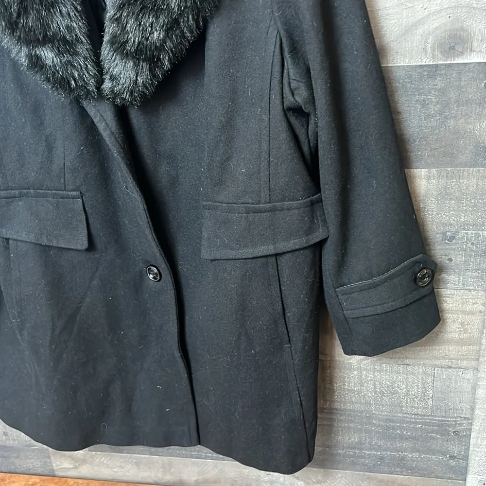 Classy Black Giacca Coat with Faux Fur Collar - Picture 3 of 7